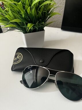 Ray-Ban Men’s Black Aviator Sunglasses with Case